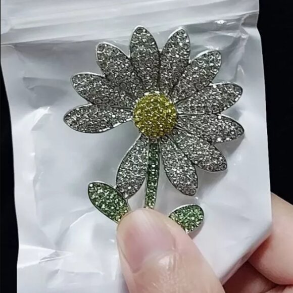 Chrysanthemum brooch - Picture 3 of 3